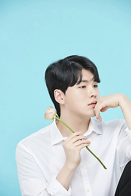 포토 JPG 스튜디오촬영 응시 남자 셔츠 실내 한명 들기 손짓 상반신 20대 성인 옆모습 뷰티 장미 한국인 오브젝트 파란배경 의료성형뷰티 성인남자한명만 국내포토 1 시선 꽃 뷰포인트 백그라운드 상의 모션 사람 동양인 청년 내부 파란색 남자한명만 성인남자만 파일형식