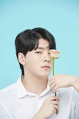 포토 JPG 스튜디오촬영 응시 남자 셔츠 실내 한명 들기 상반신 20대 성인 앞모습 뷰티 장미 한국인 오브젝트 파란배경 의료성형뷰티 성인남자한명만 국내포토 1 시선 꽃 뷰포인트 백그라운드 상의 모션 사람 동양인 청년 내부 파란색 남자한명만 성인남자만 파일형식