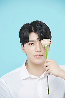 포토 JPG 스튜디오촬영 응시 남자 셔츠 실내 한명 미소 들기 상반신 20대 성인 앞모습 뷰티 장미 한국인 오브젝트 파란배경 의료성형뷰티 성인남자한명만 국내포토 1 시선 꽃 뷰포인트 백그라운드 상의 모션 표정 사람 동양인 청년 내부 파란색 남자한명만 성인남자만 파일형식