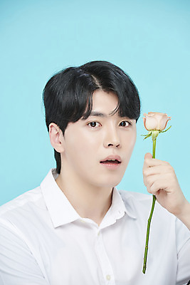 포토 JPG 스튜디오촬영 응시 남자 셔츠 실내 한명 들기 상반신 20대 성인 앞모습 뷰티 장미 한국인 오브젝트 파란배경 의료성형뷰티 성인남자한명만 국내포토 1 시선 꽃 뷰포인트 백그라운드 상의 모션 사람 동양인 청년 내부 파란색 남자한명만 성인남자만 파일형식