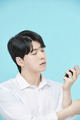 포토 JPG 스튜디오촬영 응시 남자 셔츠 실내 한명 들기 상반신 20대 성인 옆모습 뷰티 눈감음 한국인 향수 파란배경 의료성형뷰티 성인남자한명만 국내포토 1 시선 뷰포인트 백그라운드 상의 모션 사람 동양인 청년 내부 파란색 화장품 남자한명만 성인남자만 파일형식