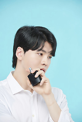 포토 JPG 스튜디오촬영 응시 남자 셔츠 실내 한명 들기 상반신 20대 성인 옆모습 뷰티 한국인 향수 파란배경 의료성형뷰티 성인남자한명만 국내포토 1 시선 뷰포인트 백그라운드 상의 모션 사람 동양인 청년 내부 파란색 화장품 남자한명만 성인남자만 파일형식
