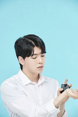 포토 JPG 스튜디오촬영 응시 남자 셔츠 실내 한명 들기 상반신 20대 성인 옆모습 뷰티 눈감음 한국인 향수 파란배경 의료성형뷰티 성인남자한명만 국내포토 1 시선 뷰포인트 백그라운드 상의 모션 사람 동양인 청년 내부 파란색 화장품 남자한명만 성인남자만 파일형식