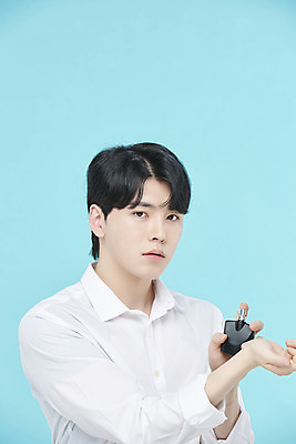 포토 JPG 스튜디오촬영 응시 남자 셔츠 실내 한명 들기 상반신 20대 성인 앞모습 뷰티 한국인 향수 파란배경 의료성형뷰티 성인남자한명만 국내포토 1 시선 뷰포인트 백그라운드 상의 모션 사람 동양인 청년 내부 파란색 화장품 남자한명만 성인남자만 파일형식