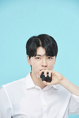 포토 JPG 스튜디오촬영 응시 남자 셔츠 실내 한명 들기 상반신 20대 성인 앞모습 뷰티 한국인 향수 파란배경 의료성형뷰티 성인남자한명만 국내포토 1 시선 뷰포인트 백그라운드 상의 모션 사람 동양인 청년 내부 파란색 화장품 남자한명만 성인남자만 파일형식