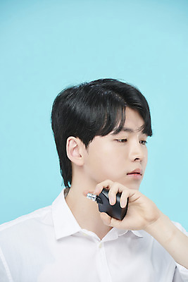 포토 JPG 스튜디오촬영 응시 남자 셔츠 실내 한명 들기 근접촬영 상반신 20대 성인 옆모습 뷰티 한국인 향수 파란배경 의료성형뷰티 성인남자한명만 국내포토 1 시선 뷰포인트 백그라운드 상의 모션 사람 동양인 청년 내부 파란색 화장품 남자한명만 성인남자만 파일형식