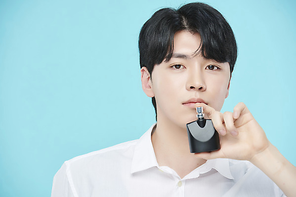 포토 JPG 스튜디오촬영 응시 남자 셔츠 실내 한명 들기 상반신 20대 성인 앞모습 뷰티 한국인 향수 파란배경 의료성형뷰티 성인남자한명만 국내포토 1 시선 뷰포인트 백그라운드 상의 모션 사람 동양인 청년 내부 파란색 화장품 남자한명만 성인남자만 파일형식