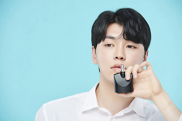 포토 JPG 스튜디오촬영 응시 남자 셔츠 실내 한명 들기 상반신 20대 성인 앞모습 뷰티 한국인 향수 파란배경 의료성형뷰티 성인남자한명만 국내포토 1 시선 뷰포인트 백그라운드 상의 모션 사람 동양인 청년 내부 파란색 화장품 남자한명만 성인남자만 파일형식