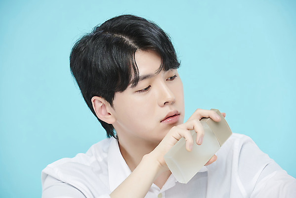 포토 JPG 스튜디오촬영 응시 남자 셔츠 실내 한명 들기 상반신 20대 성인 옆모습 뷰티 화장품 한국인 파란배경 스킨로션 의료성형뷰티 성인남자한명만 국내포토 1 시선 뷰포인트 백그라운드 상의 모션 사람 동양인 청년 내부 파란색 남자한명만 성인남자만 파일형식