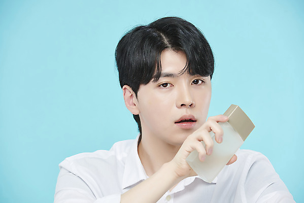 포토 JPG 스튜디오촬영 응시 남자 셔츠 실내 한명 들기 상반신 20대 성인 앞모습 뷰티 화장품 한국인 파란배경 스킨로션 의료성형뷰티 성인남자한명만 국내포토 1 시선 뷰포인트 백그라운드 상의 모션 사람 동양인 청년 내부 파란색 남자한명만 성인남자만 파일형식