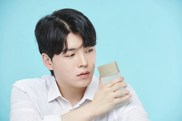포토 JPG 스튜디오촬영 응시 남자 셔츠 실내 한명 들기 상반신 20대 성인 옆모습 뷰티 화장품 한국인 파란배경 스킨로션 의료성형뷰티 성인남자한명만 국내포토 1 시선 뷰포인트 백그라운드 상의 모션 사람 동양인 청년 내부 파란색 남자한명만 성인남자만 파일형식
