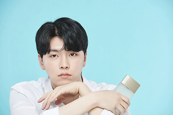 포토 JPG 스튜디오촬영 응시 남자 셔츠 실내 한명 들기 상반신 20대 성인 앞모습 뷰티 화장품 한국인 파란배경 스킨로션 의료성형뷰티 성인남자한명만 국내포토 1 시선 뷰포인트 백그라운드 상의 모션 사람 동양인 청년 내부 파란색 남자한명만 성인남자만 파일형식