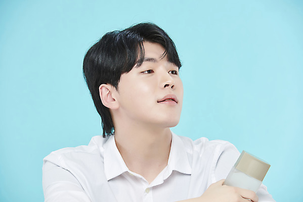 포토 JPG 스튜디오촬영 응시 남자 셔츠 실내 한명 들기 상반신 20대 성인 옆모습 뷰티 화장품 한국인 파란배경 스킨로션 의료성형뷰티 성인남자한명만 국내포토 1 시선 뷰포인트 백그라운드 상의 모션 사람 동양인 청년 내부 파란색 남자한명만 성인남자만 파일형식