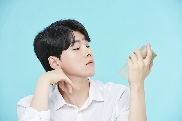 포토 JPG 스튜디오촬영 응시 남자 셔츠 실내 한명 들기 상반신 20대 성인 옆모습 뷰티 화장품 한국인 파란배경 스킨로션 의료성형뷰티 성인남자한명만 국내포토 1 시선 뷰포인트 백그라운드 상의 모션 사람 동양인 청년 내부 파란색 남자한명만 성인남자만 파일형식