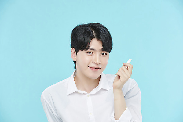 포토 JPG 스튜디오촬영 응시 남자 셔츠 실내 한명 미소 들기 상반신 20대 성인 앞모습 뷰티 화장품 한국인 파란배경 립밤 의료성형뷰티 성인남자한명만 국내포토 1 시선 뷰포인트 백그라운드 상의 모션 표정 사람 동양인 청년 내부 파란색 남자한명만 성인남자만 파일형식