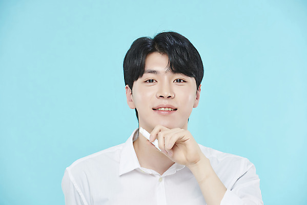 포토 JPG 스튜디오촬영 응시 남자 셔츠 실내 한명 미소 들기 상반신 20대 성인 앞모습 뷰티 화장품 한국인 파란배경 립밤 의료성형뷰티 성인남자한명만 국내포토 1 시선 뷰포인트 백그라운드 상의 모션 표정 사람 동양인 청년 내부 파란색 남자한명만 성인남자만 파일형식