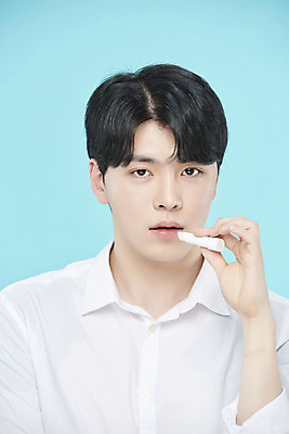 포토 JPG 스튜디오촬영 응시 남자 셔츠 실내 한명 들기 근접촬영 상반신 20대 성인 앞모습 뷰티 화장품 한국인 파란배경 립밤 의료성형뷰티 성인남자한명만 국내포토 1 시선 뷰포인트 백그라운드 상의 모션 사람 동양인 청년 내부 파란색 남자한명만 성인남자만 파일형식