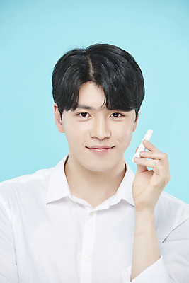 포토 JPG 스튜디오촬영 응시 남자 셔츠 실내 한명 미소 들기 근접촬영 상반신 20대 성인 앞모습 뷰티 화장품 한국인 파란배경 립밤 의료성형뷰티 성인남자한명만 국내포토 1 시선 뷰포인트 백그라운드 상의 모션 표정 사람 동양인 청년 내부 파란색 남자한명만 성인남자만 파일형식