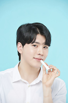 포토 JPG 스튜디오촬영 응시 남자 셔츠 실내 한명 미소 들기 근접촬영 상반신 20대 성인 앞모습 뷰티 화장품 한국인 파란배경 립밤 의료성형뷰티 성인남자한명만 국내포토 1 시선 뷰포인트 백그라운드 상의 모션 표정 사람 동양인 청년 내부 파란색 남자한명만 성인남자만 파일형식