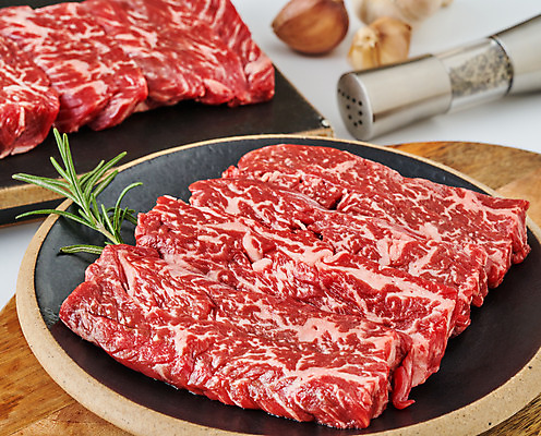 포토 JPG 스튜디오촬영 그릇 음식 식재료 실내 마늘 생고기 육류 근접촬영 사람없음 후추통 나무도마 안창살 국내포토 식기 뷰포인트 채소 도마 내부 목재 소고기 양념통 파일형식