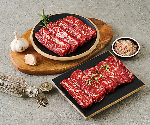 포토 JPG 스튜디오촬영 그릇 음식 식재료 회색배경 실내 마늘 생고기 육류 사람없음 소금 후추통 나무도마 안창살 국내포토 식기 백그라운드 채소 도마 내부 목재 회색 소고기 양념통 파일형식