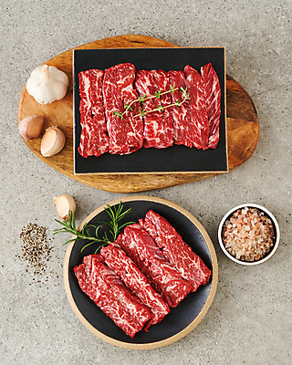 포토 JPG 스튜디오촬영 그릇 음식 식재료 회색배경 실내 마늘 생고기 육류 사람없음 하이앵글 소금 나무도마 안창살 국내포토 식기 뷰포인트 백그라운드 채소 도마 내부 목재 회색 소고기 파일형식