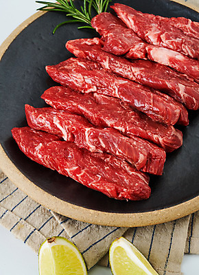 포토 JPG 스튜디오촬영 그릇 음식 식재료 실내 생고기 육류 사람없음 소고기 식탁보 제비추리 국내포토 식기 내부 파일형식