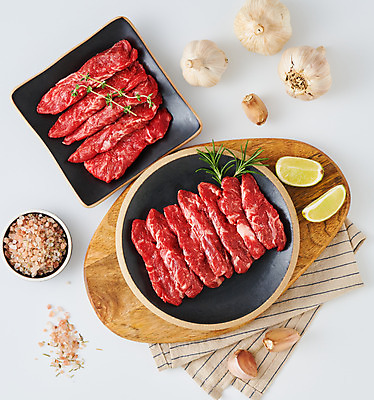 포토 JPG 스튜디오촬영 그릇 음식 식재료 실내 마늘 생고기 육류 사람없음 하이앵글 소고기 식탁보 흰배경 소금 나무도마 제비추리 국내포토 식기 뷰포인트 백그라운드 채소 도마 내부 목재 흰색 파일형식