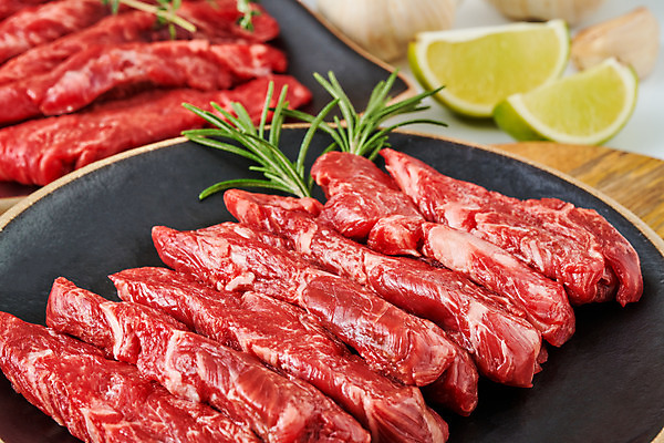 포토 JPG 스튜디오촬영 그릇 음식 식재료 실내 생고기 육류 근접촬영 사람없음 빨간색 소고기 제비추리 국내포토 식기 뷰포인트 컬러 내부 파일형식