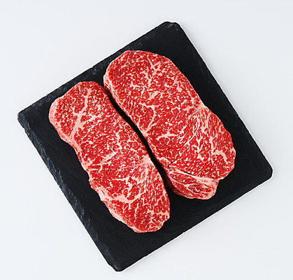 포토 JPG 스튜디오촬영 그릇 음식 식재료 실내 생고기 육류 사람없음 하이앵글 소고기 흰배경 채끝살 국내포토 식기 뷰포인트 백그라운드 내부 흰색 파일형식