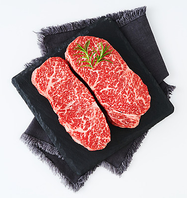 포토 JPG 스튜디오촬영 그릇 음식 식재료 실내 생고기 육류 사람없음 하이앵글 소고기 식탁보 흰배경 채끝살 국내포토 식기 뷰포인트 백그라운드 내부 흰색 파일형식