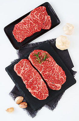 포토 JPG 스튜디오촬영 그릇 음식 식재료 실내 생고기 육류 사람없음 하이앵글 소고기 식탁보 흰배경 채끝살 통마늘 국내포토 식기 뷰포인트 백그라운드 마늘 내부 흰색 파일형식