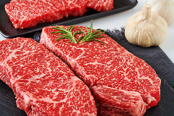 포토 JPG 스튜디오촬영 그릇 음식 식재료 실내 생고기 육류 근접촬영 사람없음 빨간색 소고기 식탁보 채끝살 통마늘 국내포토 식기 뷰포인트 컬러 마늘 내부 파일형식