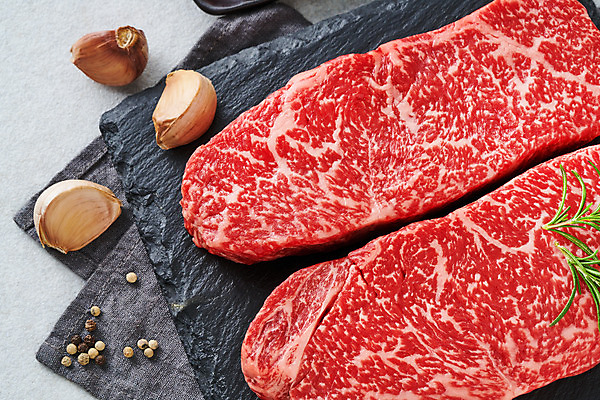 포토 JPG 스튜디오촬영 음식 식재료 회색배경 실내 마늘 생고기 육류 근접촬영 사람없음 소고기 식탁보 채끝살 국내포토 뷰포인트 백그라운드 채소 내부 회색 파일형식