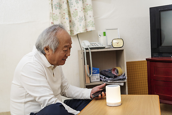 포토 JPG 할아버지 노년 남자 실내 한명 웃음 들기 앉기 상반신 옆모습 실버라이프 스마트폰 스피커 한국인 70대 고령화 독거노인 노인남자한명만 AI_인공지능 국내포토 1 라이프스타일 뷰포인트 음향기기 모션 표정 사람 동양인 성인 내부 핸드폰 스마트기기 사회이슈 남자한명만 노인남자만 파일형식