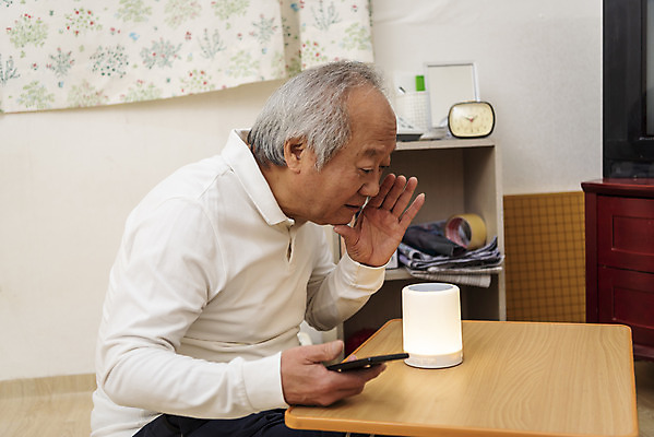 포토 JPG 할아버지 노년 남자 실내 말하기 한명 들기 앉기 상반신 옆모습 실버라이프 스마트폰 스피커 한국인 70대 고령화 독거노인 노인남자한명만 AI_인공지능 국내포토 1 라이프스타일 뷰포인트 음향기기 모션 사람 동양인 성인 내부 핸드폰 스마트기기 사회이슈 남자한명만 노인남자만 파일형식