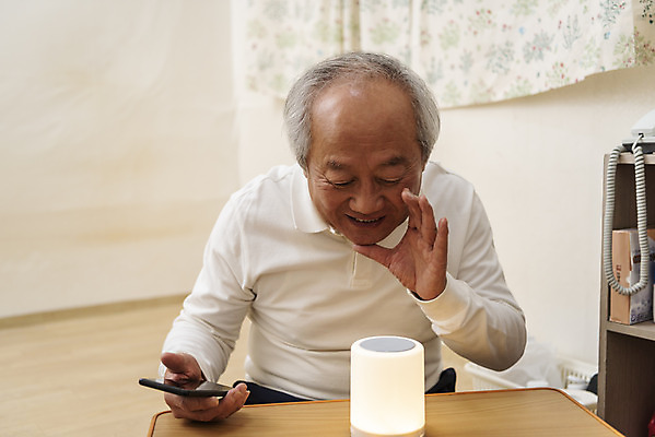 포토 JPG 할아버지 노년 남자 실내 말하기 한명 들기 앉기 손짓 상반신 앞모습 실버라이프 스마트폰 스피커 한국인 70대 고령화 독거노인 노인남자한명만 AI_인공지능 국내포토 1 라이프스타일 뷰포인트 음향기기 모션 사람 동양인 성인 내부 핸드폰 스마트기기 사회이슈 남자한명만 노인남자만 파일형식