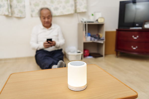 포토 JPG 전신 할아버지 노년 남자 실내 한명 들기 앉기 앞모습 아웃포커스 실버라이프 스마트폰 스피커 한국인 70대 고령화 독거노인 노인남자한명만 AI_인공지능 국내포토 1 라이프스타일 뷰포인트 음향기기 모션 촬영기법 사람 동양인 성인 내부 핸드폰 스마트기기 사회이슈 남자한명만 노인남자만 파일형식