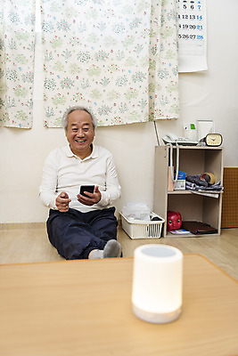 포토 JPG 전신 할아버지 노년 남자 실내 한명 웃음 들기 앉기 앞모습 실버라이프 스마트폰 스피커 한국인 70대 고령화 독거노인 노인남자한명만 AI_인공지능 국내포토 1 라이프스타일 뷰포인트 음향기기 모션 표정 사람 동양인 성인 내부 핸드폰 스마트기기 사회이슈 남자한명만 노인남자만 파일형식