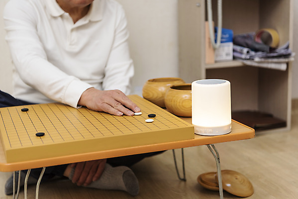 포토 JPG 할아버지 노년 남자 실내 한명 앉기 상반신 앞모습 실버라이프 스피커 한국인 70대 바둑 바둑판 고령화 독거노인 노인남자한명만 AI_인공지능 국내포토 1 라이프스타일 뷰포인트 음향기기 모션 놀이 사람 동양인 성인 내부 사회이슈 남자한명만 노인남자만 파일형식