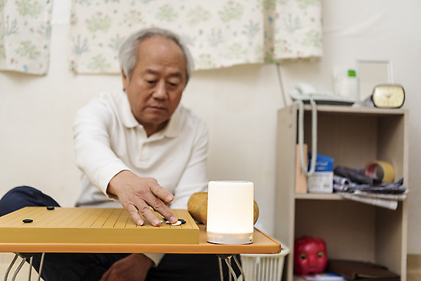 포토 JPG 할아버지 노년 남자 실내 한명 앉기 상반신 앞모습 실버라이프 스마트폰 스피커 한국인 70대 바둑 바둑판 고령화 독거노인 노인남자한명만 AI_인공지능 국내포토 1 라이프스타일 뷰포인트 음향기기 모션 놀이 사람 동양인 성인 내부 핸드폰 스마트기기 사회이슈 남자한명만 노인남자만 파일형식