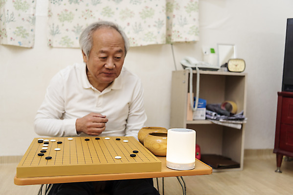 포토 JPG 할아버지 노년 남자 실내 한명 앉기 상반신 앞모습 실버라이프 스피커 한국인 70대 바둑 바둑판 고령화 독거노인 노인남자한명만 AI_인공지능 국내포토 1 라이프스타일 뷰포인트 음향기기 모션 놀이 사람 동양인 성인 내부 사회이슈 남자한명만 노인남자만 파일형식