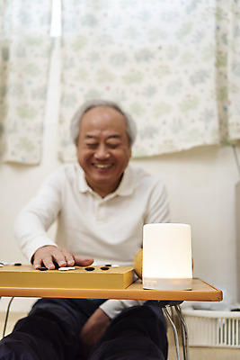 포토 JPG 할아버지 노년 남자 실내 한명 웃음 앉기 상반신 앞모습 실버라이프 스피커 한국인 70대 바둑 바둑판 고령화 독거노인 노인남자한명만 AI_인공지능 국내포토 1 라이프스타일 뷰포인트 음향기기 모션 놀이 표정 사람 동양인 성인 내부 사회이슈 남자한명만 노인남자만 파일형식
