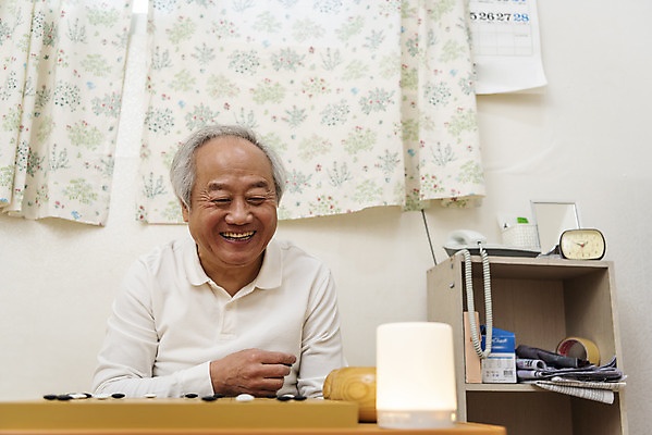 포토 JPG 할아버지 노년 남자 실내 한명 웃음 앉기 상반신 앞모습 실버라이프 스피커 한국인 70대 바둑 바둑판 고령화 독거노인 노인남자한명만 AI_인공지능 국내포토 1 라이프스타일 뷰포인트 음향기기 모션 놀이 표정 사람 동양인 성인 내부 사회이슈 남자한명만 노인남자만 파일형식
