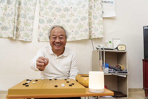 포토 JPG 할아버지 노년 남자 실내 한명 웃음 앉기 상반신 앞모습 실버라이프 스피커 한국인 70대 바둑 바둑판 고령화 독거노인 노인남자한명만 AI_인공지능 국내포토 1 라이프스타일 뷰포인트 음향기기 모션 놀이 표정 사람 동양인 성인 내부 사회이슈 남자한명만 노인남자만 파일형식