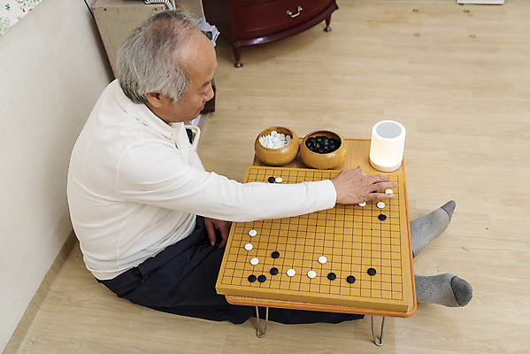 포토 JPG 전신 할아버지 노년 남자 실내 한명 앉기 옆모습 실버라이프 스마트폰 스피커 한국인 70대 바둑 바둑판 고령화 독거노인 노인남자한명만 AI_인공지능 국내포토 1 라이프스타일 뷰포인트 음향기기 모션 놀이 사람 동양인 성인 내부 핸드폰 스마트기기 사회이슈 남자한명만 노인남자만 파일형식