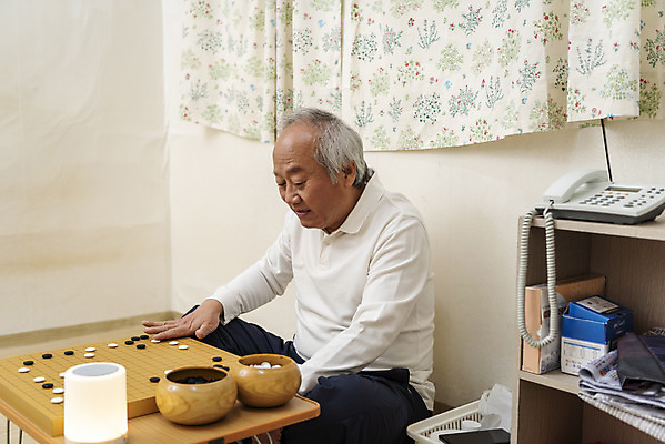 포토 JPG 할아버지 노년 남자 실내 한명 앉기 상반신 옆모습 실버라이프 스피커 한국인 70대 바둑 바둑판 고령화 독거노인 노인남자한명만 AI_인공지능 국내포토 1 라이프스타일 뷰포인트 음향기기 모션 놀이 사람 동양인 성인 내부 사회이슈 남자한명만 노인남자만 파일형식