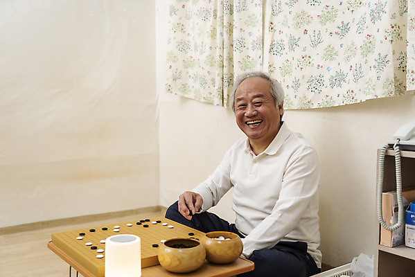 포토 JPG 할아버지 노년 남자 실내 한명 웃음 앉기 상반신 옆모습 실버라이프 스피커 한국인 70대 바둑 바둑판 고령화 독거노인 노인남자한명만 AI_인공지능 국내포토 1 라이프스타일 뷰포인트 음향기기 모션 놀이 표정 사람 동양인 성인 내부 사회이슈 남자한명만 노인남자만 파일형식
