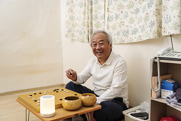 포토 JPG 할아버지 노년 남자 실내 한명 웃음 앉기 상반신 옆모습 실버라이프 스피커 한국인 70대 바둑 바둑판 고령화 독거노인 노인남자한명만 AI_인공지능 국내포토 1 라이프스타일 뷰포인트 음향기기 모션 놀이 표정 사람 동양인 성인 내부 사회이슈 남자한명만 노인남자만 파일형식