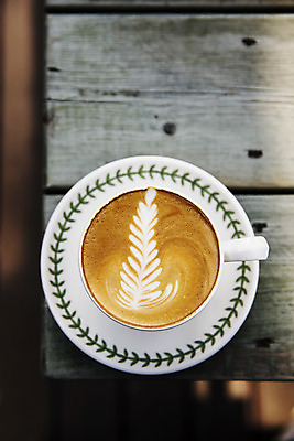 포토 JPG 주간 커피 사람없음 야외 하이앵글 커피잔 컵받침 강원도 강릉 나무탁자 라떼 라떼아트 국내포토 자연요소 음료 뷰포인트 탁자 잔 한국 받침대 그림 파일형식